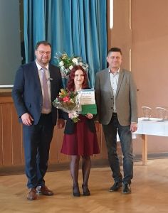 Marcus Malsch (links), Staatssekretät im TMWLLR und Andrè Telle (rechts), Vorsitzender der IGS Thüringen mit Cynthia Eckebrecht
© TBV, B. Ender